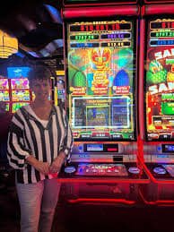 sun778 APP ဖြင့် mobile မှ ဘောလုံးနှင့် casino ကစားနေသောမြင်ကွင်း